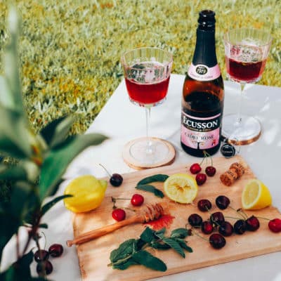 pic-nique avec bouteille de cidre rosé ecusson