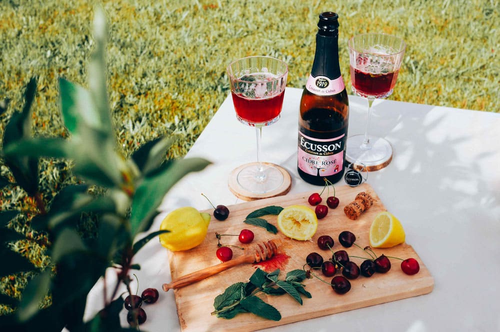 pic-nique avec bouteille de cidre rosé ecusson
