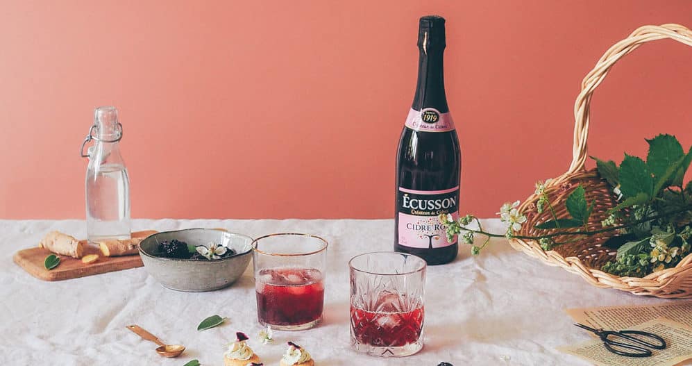 Table avec bouteille de cidre rosé ecusson