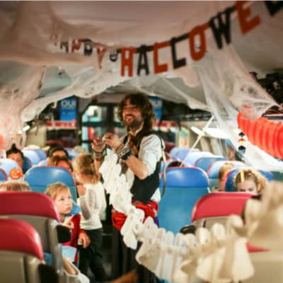 un animateur installe des décorations dans le wagon Ouigolloween