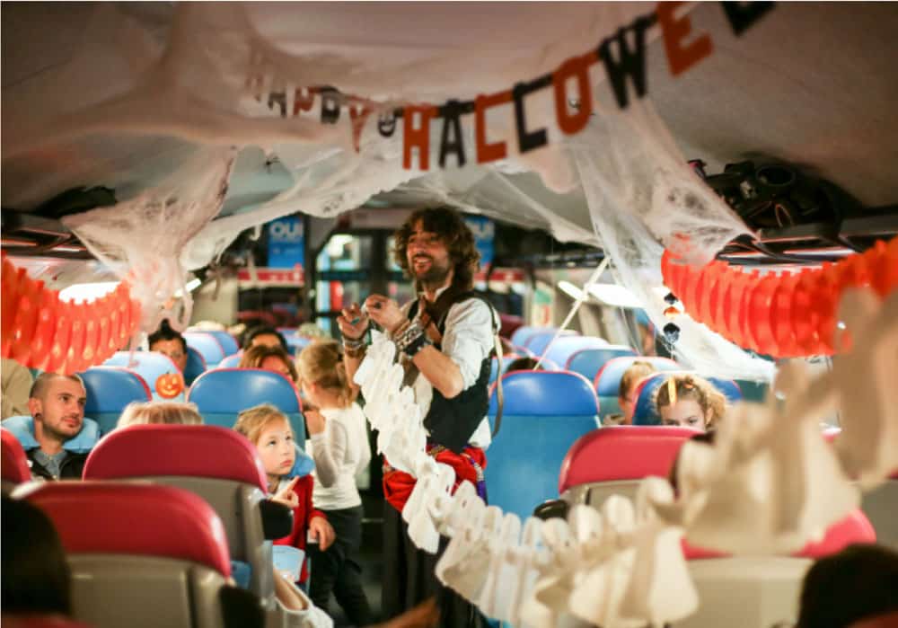 un animateur installe des décorations dans le wagon Ouigolloween