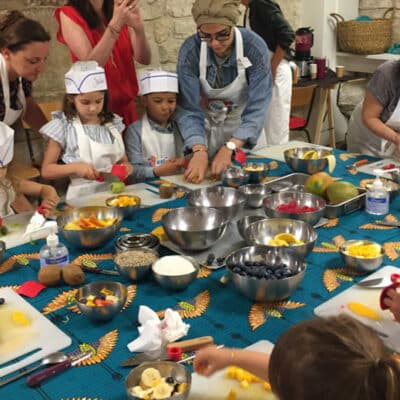 Des enfants suivent un cours de cuisine avec Beko pour une journée 100% healthy