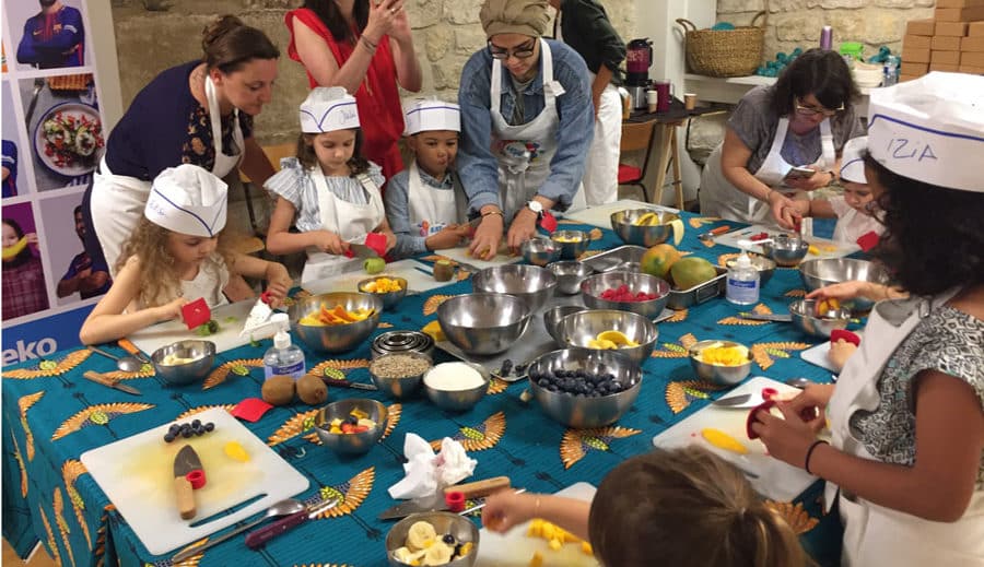 Des enfants suivent un cours de cuisine avec Beko pour une journée 100% healthy