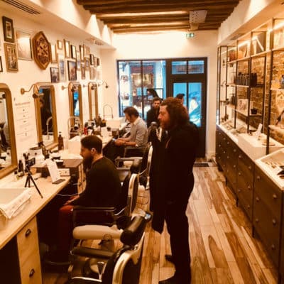 des clients font l'experience barber shop connecté de Sennheiser