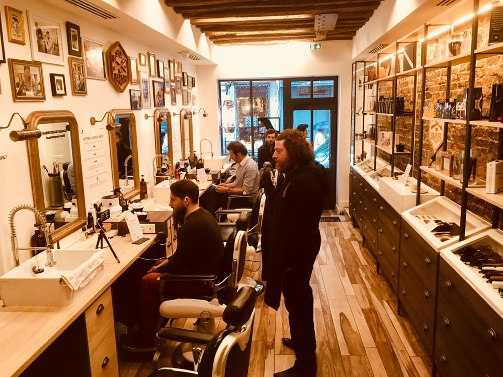 des clients font l'experience barber shop connecté de Sennheiser