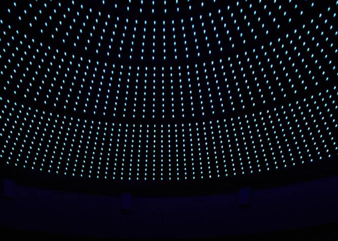 leds bleues sur plafond noir