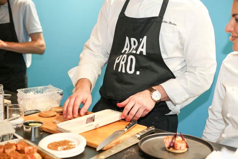 un homme cuisine avec un tablier Arla Pro