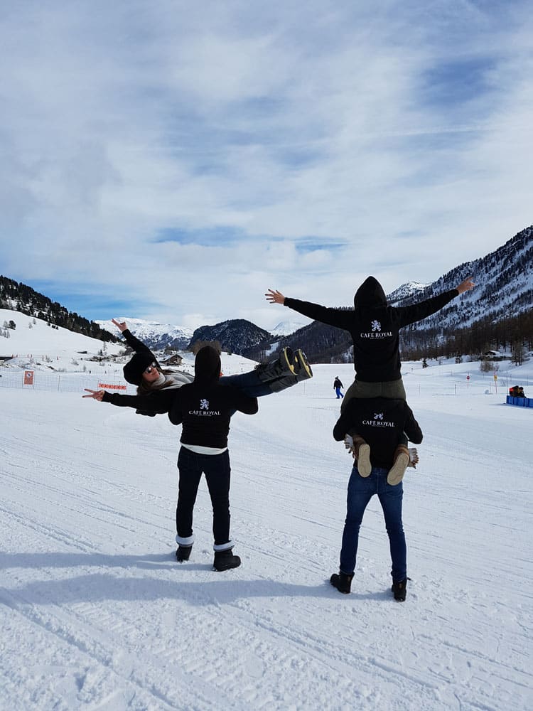 des membres de café royal en vacances à la neige