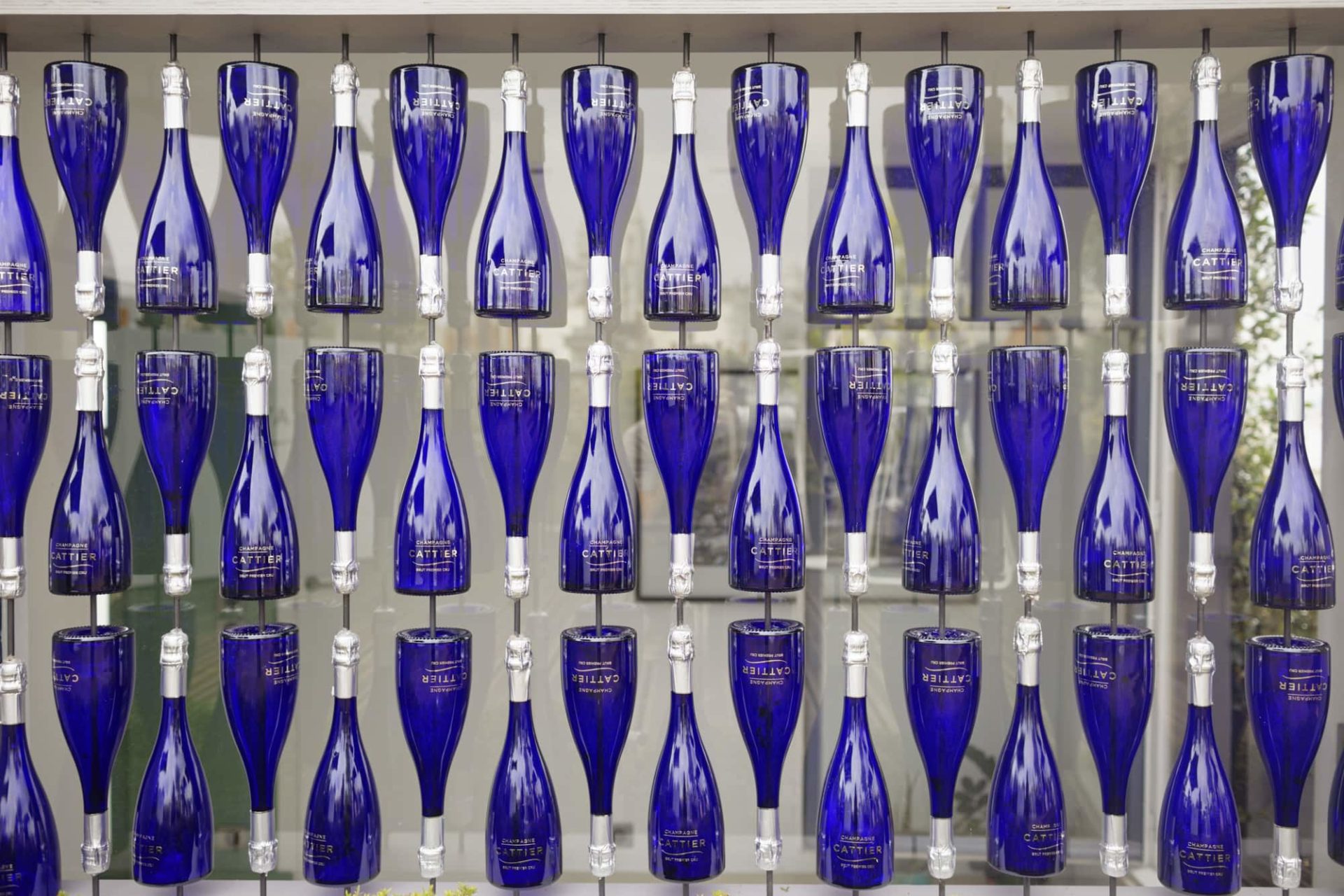 mur de bouteilles bleues Champagne Cattier