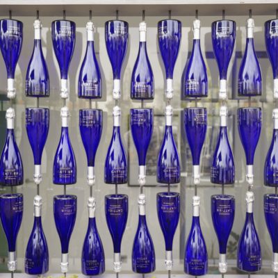 mur de bouteilles bleues Champagne Cattier