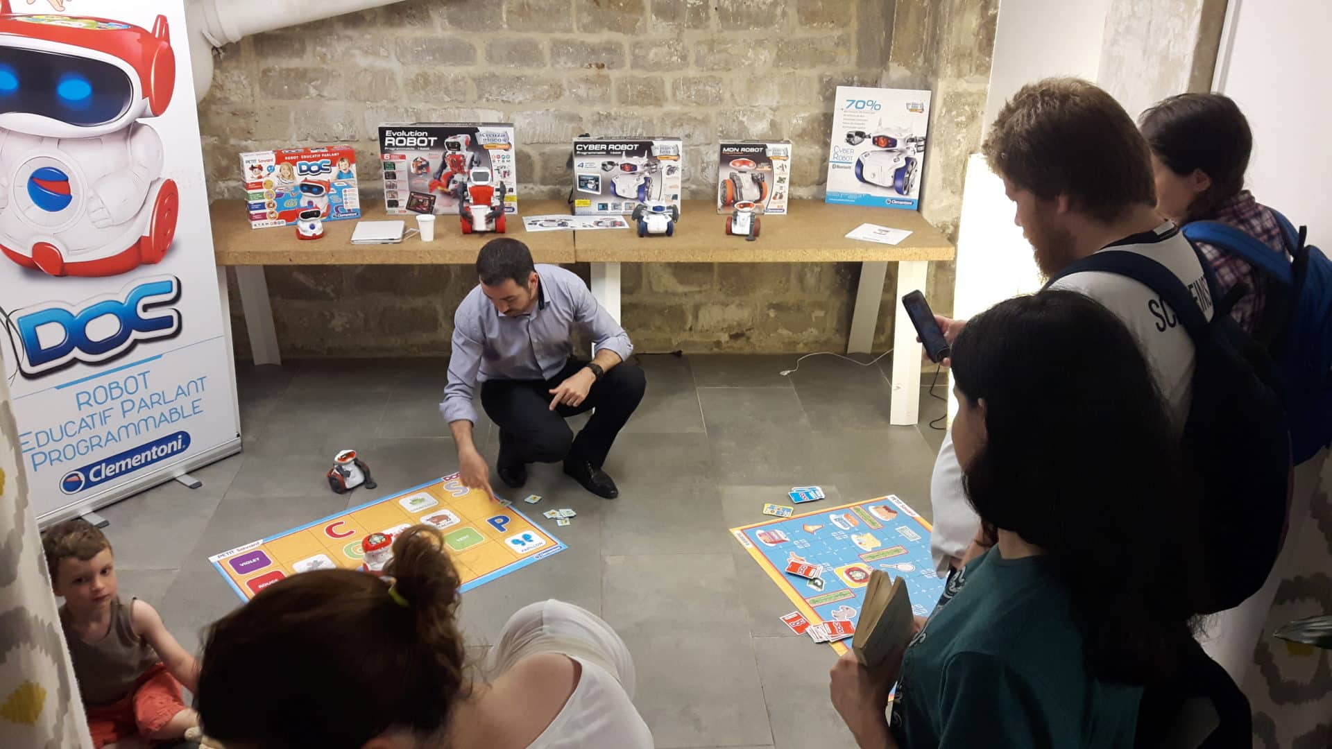Animateur explique un jeu Clementoni Coding