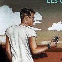 Homme tenant un téléphone portable à la main