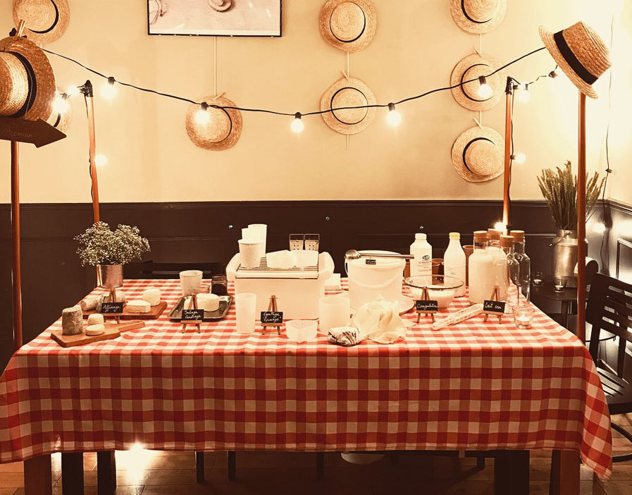 Table avec fromages de chèvre pour l'événement guinguette ANICAP