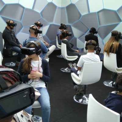 Personnes qui experimentent la VR ou réalité virtuelle pour l'événement VR Cinema Club de Klepierre