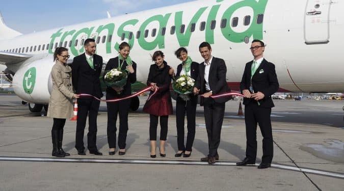 Coupé de ruban devant un avion de la compagnie Transavia